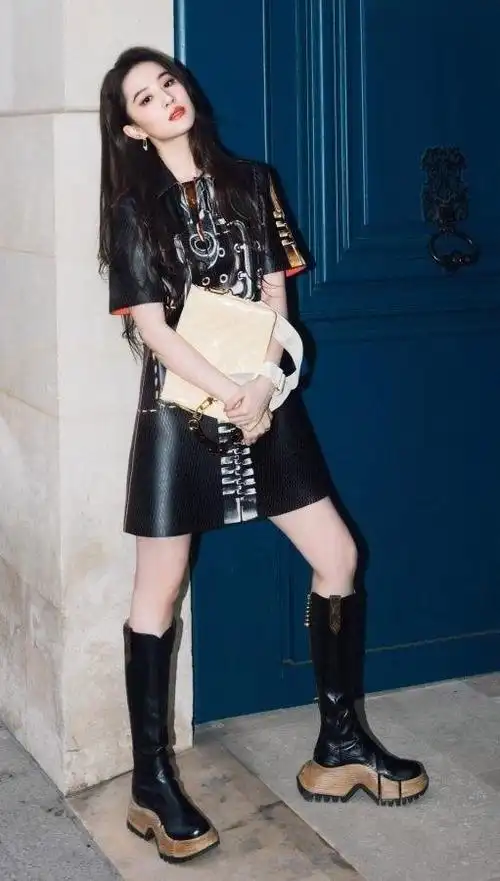 刘亦菲巴黎时装周亮相,神仙姐姐白皙腿穿长靴简约时尚