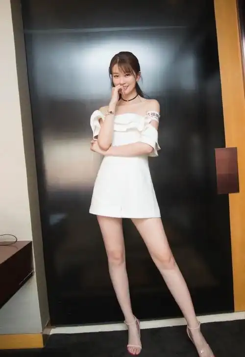 乔欣身着一袭白色一字肩连衣裙超等性感娇媚,那对精致迷人的锁骨真的