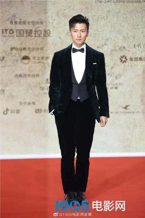 《怒火61重案》剧组演员谢霆锋踏上红毯,简约经典的西装搭配领结