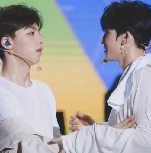 陈立农,朱正廷大玩亲嘴游戏基情满满,真是让女粉丝羞红了脸