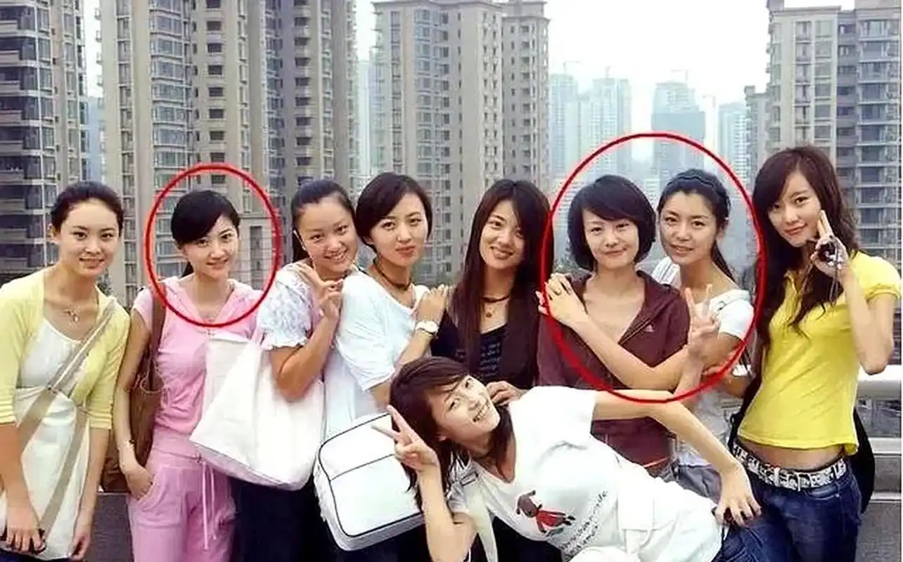 景甜和郑爽是北京电影学院表演系07级本科班的同班同学,其中景甜最为