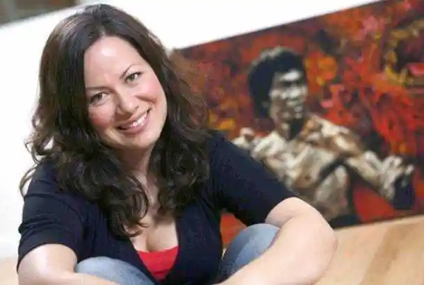 李小龙妻女近照: 72岁琳达气质尚佳, 女儿事业有成外表干练!