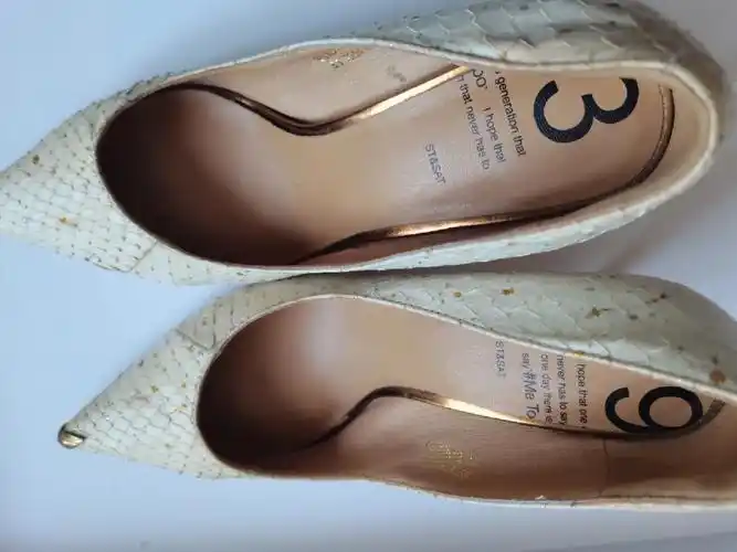 原白色的蛇皮鞋子,雨天路面积水较多,淌水之后,就这模样了,颜色泛黄了