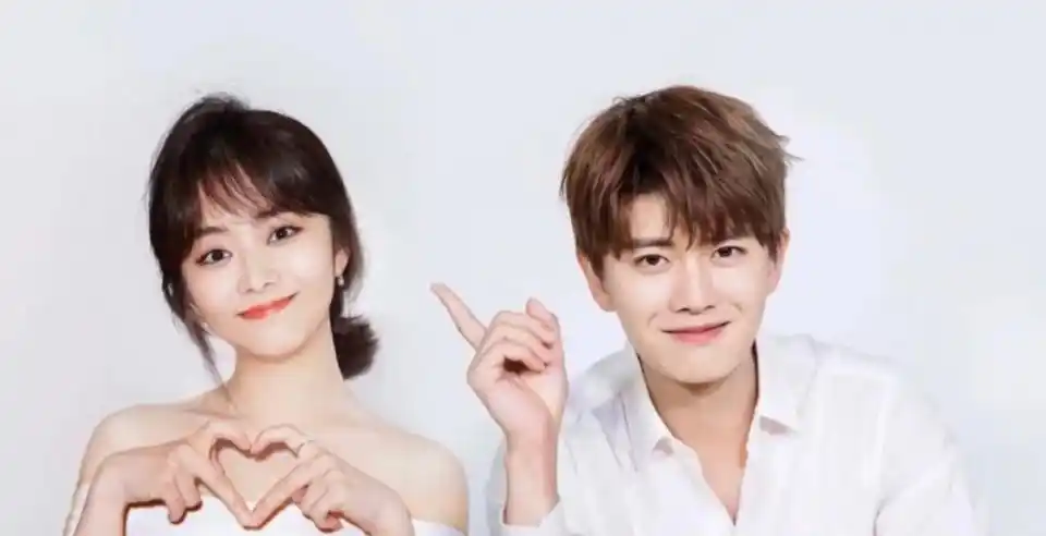 难怪任嘉伦娶了聂欢当妻子,看到她穿着吊带的美照,才知啥叫惊艳_手机