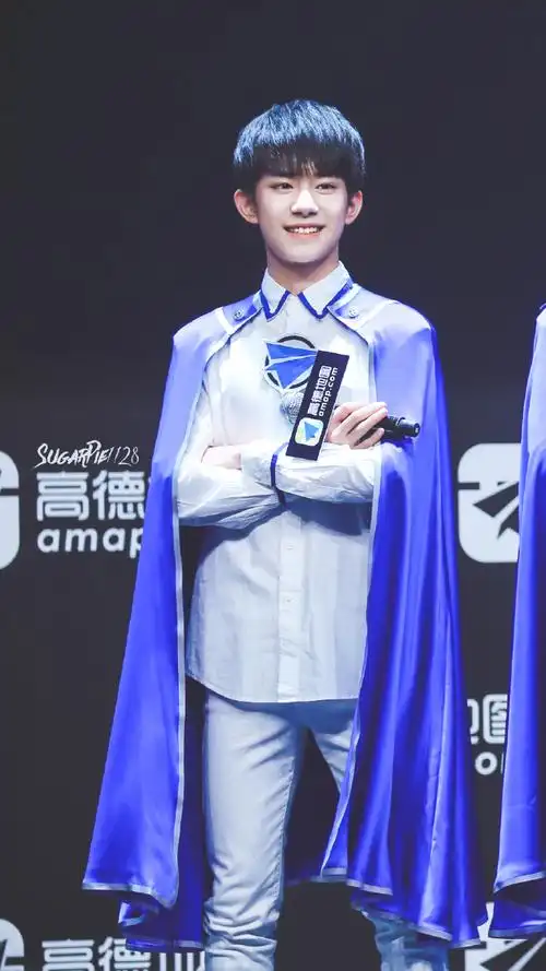 斗篷look小合集明天中午看小王子跳女团舞呀@tfboys-易烊千玺#易烊
