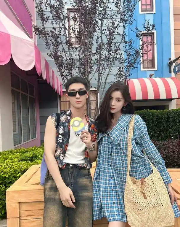 古力娜扎疑似新恋情曝光,与秦亦铭逛街同回住处,更多细节被扒