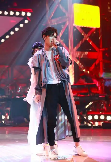 聚来提淘汰后直播造型放弃自我疑遭黑幕情绪低落