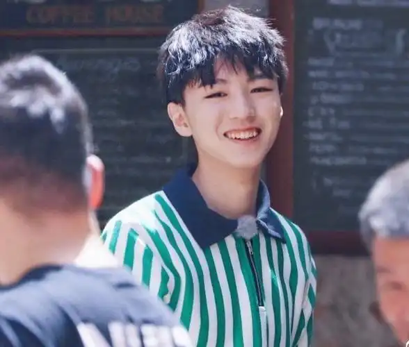 王俊凯分享200512王俊凯笑成叉烧包虎牙少年笑容超治愈