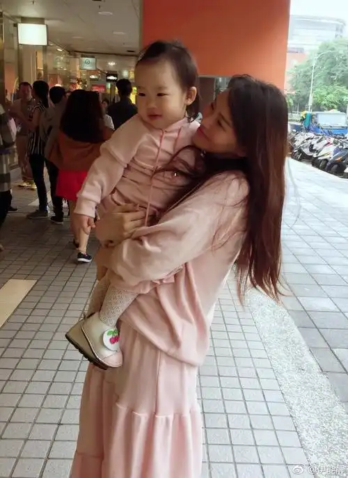 伊能静和小米粒穿粉红母女装对镜头比v俏皮可爱