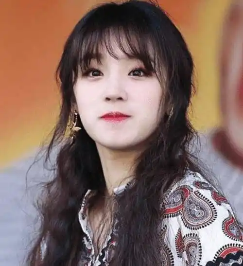 宋雨琦素人时期照片被扒出,有没有整容一目了然,国外包装太强大_baby