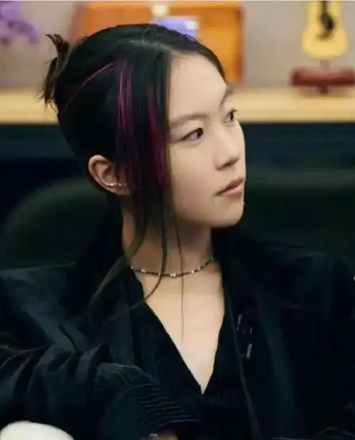 王菲大女儿窦靖童也太有女人味了换个发型判若两人差点认不出