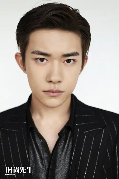 p>易烊千玺,2000年11月28日生于湖南怀化,中国内地男演员,歌手,舞者