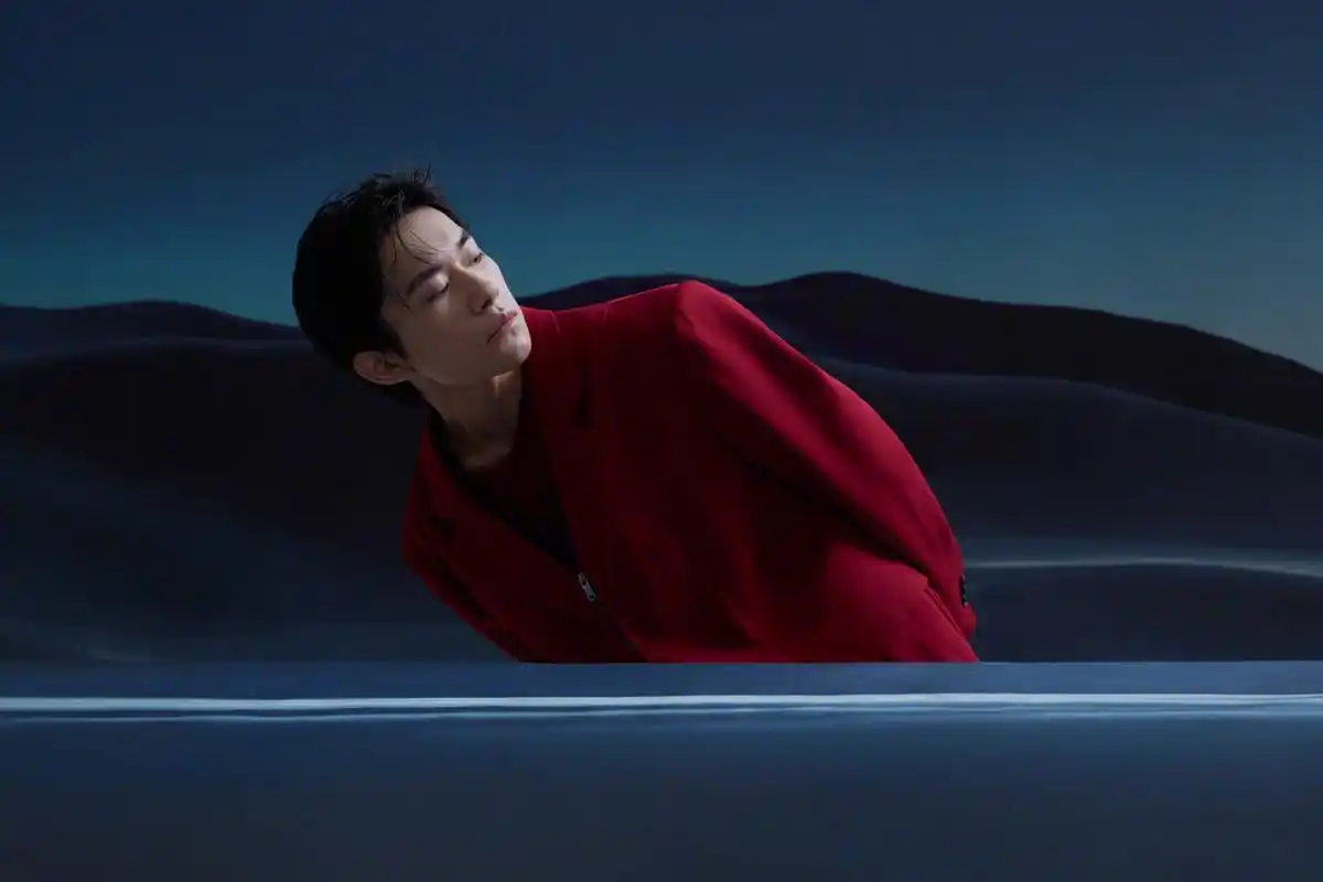 易烊千玺在一片红海,遇见"玊尔".