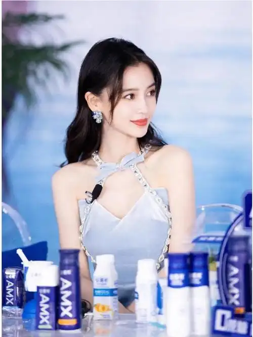 angelababy的橘子汽水妆绝了,一袭蓝色小香风连衣裙,沁人心脾