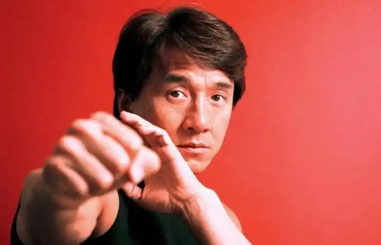 成龙为什么能走红?拍电影中不慎刮伤眼角,结果他顺便