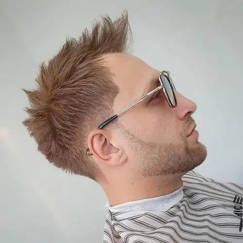 飞机头是一种立体有个性的男士发型,也是打造型男的常用款式,相信很多