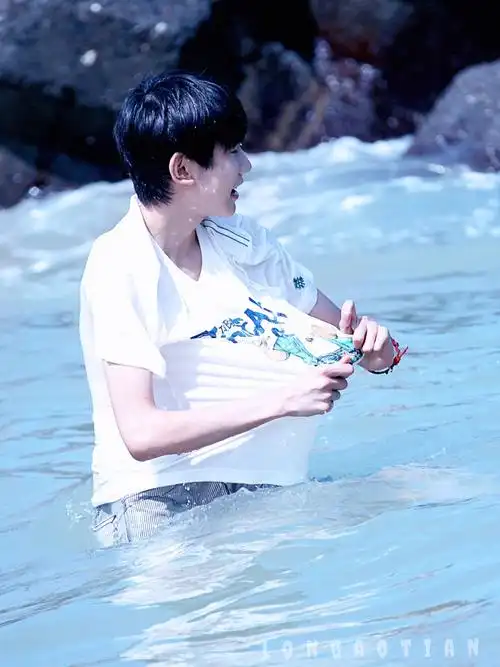 王源tfboys台湾行 掉水里了