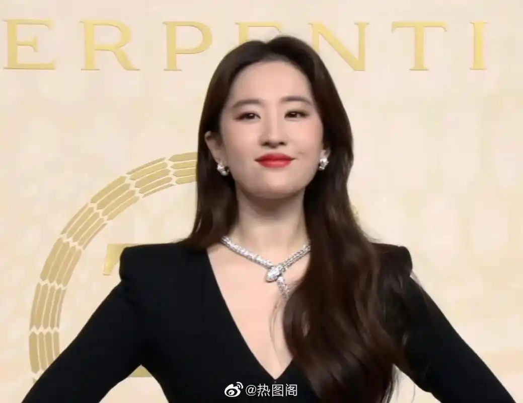 刘亦菲杨洋同框拥抱# 今天的刘亦菲:姐就是女王,自信放光芒95