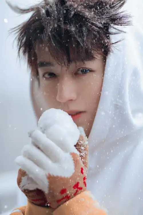 再看『王俊凯的雪地"复仇"记的repo』还是会被拍杂志时的小朋友可爱到