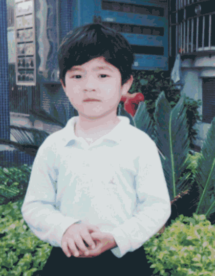 帅气弟弟↓憨笑弟弟↓再送上一张刘昊然小时候和现在的对比图↓怎么