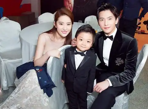 刘亦菲一家五口全家福丈夫体贴儿子可爱