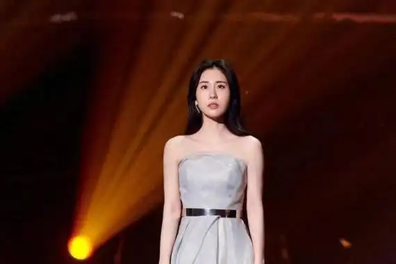 《中国好声音》的冠军,她便是单依纯,单依纯是第九季的学员,也是当年