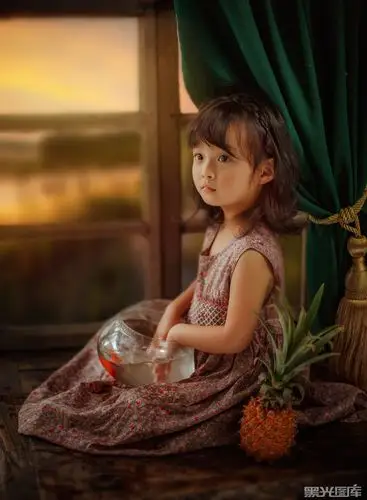 不灭的大周的儿童摄影作品《窗》