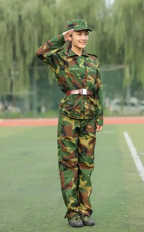 徐申东晒军装照引共鸣 青春靓丽与英姿飒爽兼具