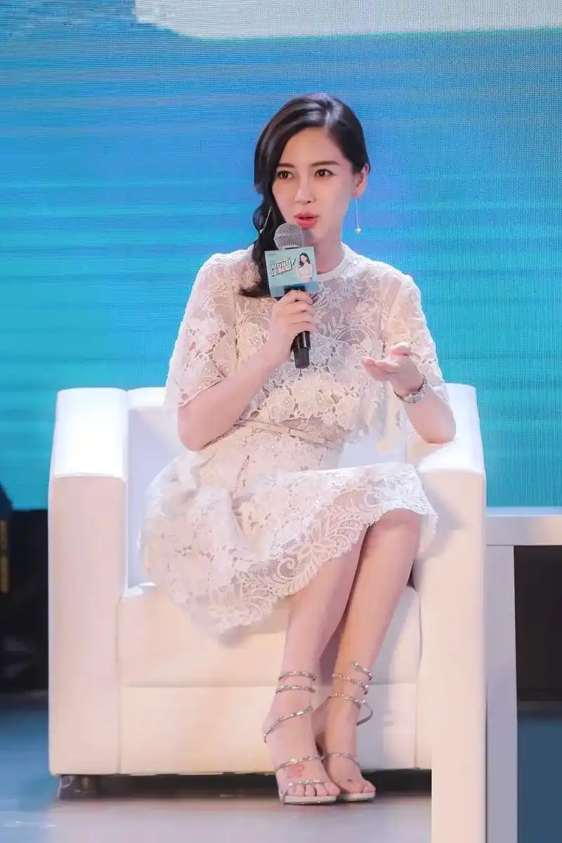 angelababy穿的这双高跟鞋太漂亮啦