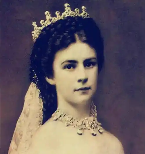 原创真实的茜茜公主用小牛肉敷脸一生穿束身衣依旧难逃悲惨命运