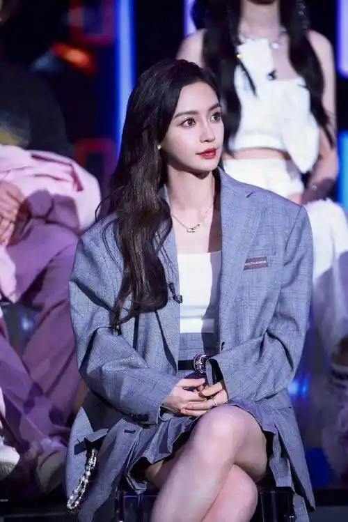 angelababy穿短裙搭廓形西装 秀出精致锁骨酷飒迷人_娱乐_皮肤_写真