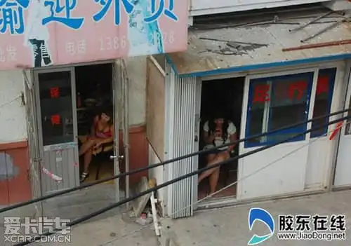 卖淫女脱裤阻碍抓捕 屋内暗门明门处处是门(组图)