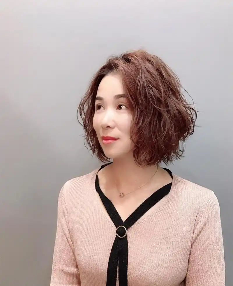 款浪漫的法式卷,搭配闷青色女生们有没有爱了,小编是真的很爱这款发型