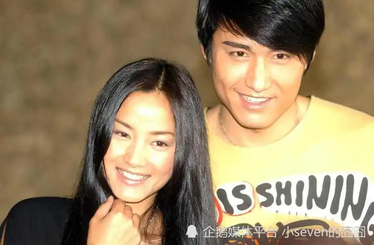 53岁胡兵搭档52岁瞿颖走秀,笑起来满脸皱纹,男方曾公开表白女方_腾讯