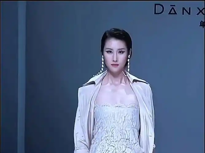 2018深圳原创设计时装周模特李晨2