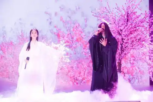 近日,节目公布的预告视频中,张碧晨一身雪白长裙,仙气十足的古装扮相