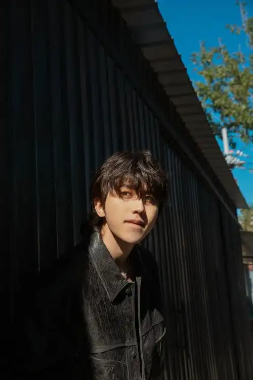 蔡徐坤秋日青空机车大片##蔡徐坤深秋野生感大片