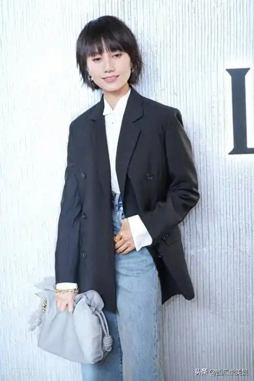 袁泉在上海出席活动,黑色西服,高腰牛仔裤,温柔内敛