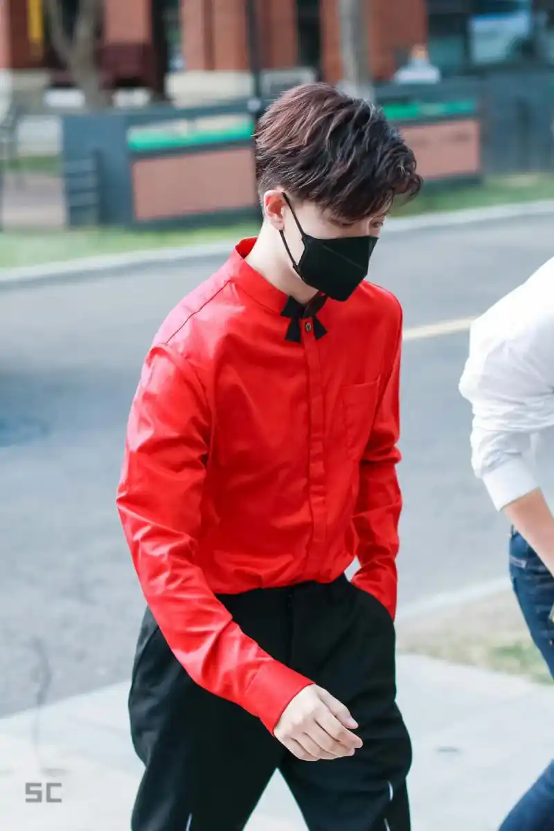 任嘉伦# 红色衬的大明星不要太好看哦,各种晚会各种舞台都稳稳的,猜