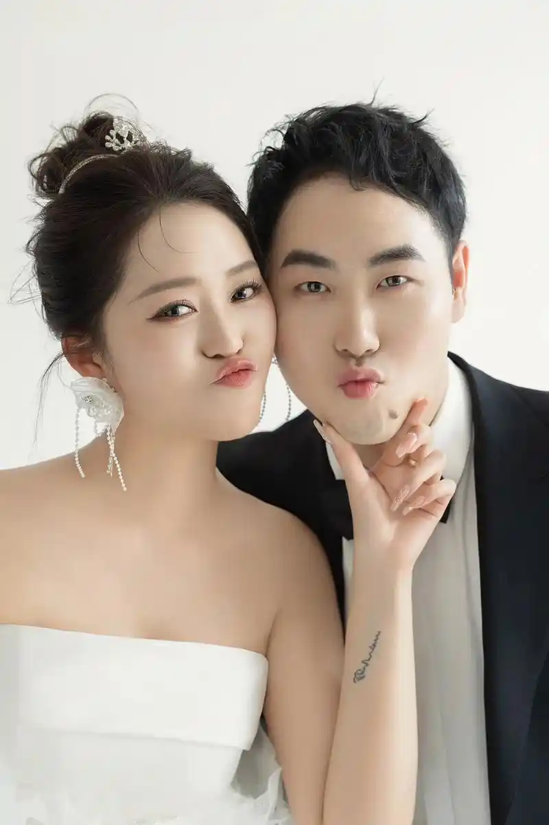 邀请人: 0799新郎:韩金鹏 969969♀15新娘:王莹莹