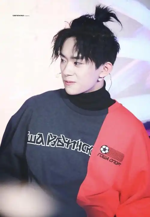 易烊千玺头扎小揪揪侧颜超帅