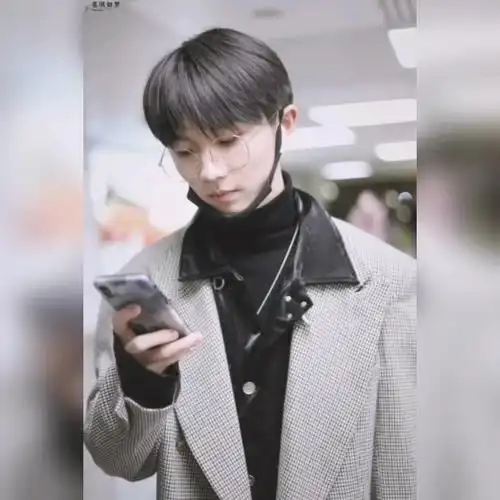 马嘉祺带金丝眼镜的霸总范儿真是绝了