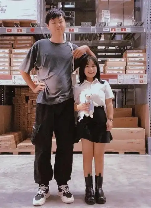 人都会误以为这是一个大人拉着一个小孩子,肯定不会想到他们是情侣