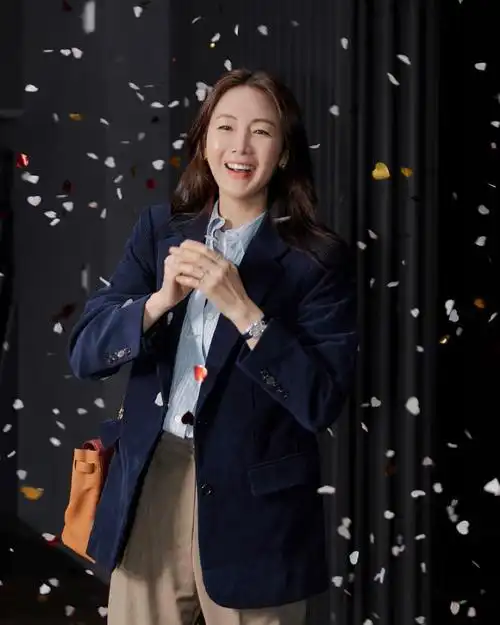 崔智友过去以《冬季恋歌》及《天国的阶梯》站稳韩剧女王地位,虽然