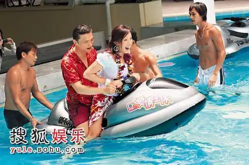 组图:老公身价百亿 吴美珩满身名牌挺大肚购物