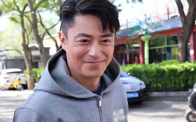 岁霍建华骑单车街头吃煎饼,与张雪迎搭戏状态佳