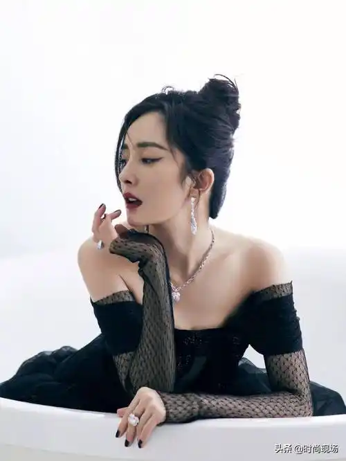 杨幂身穿黑纱透视礼服大秀好身材 慵懒中透露出可爱俏皮感