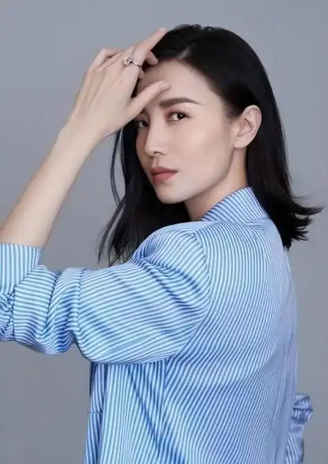 宋佳,实力派演员,荣获多次"影后"称号.