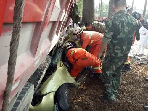 德阳一满载沙土大货车发生侧翻 将小车压扁(图)