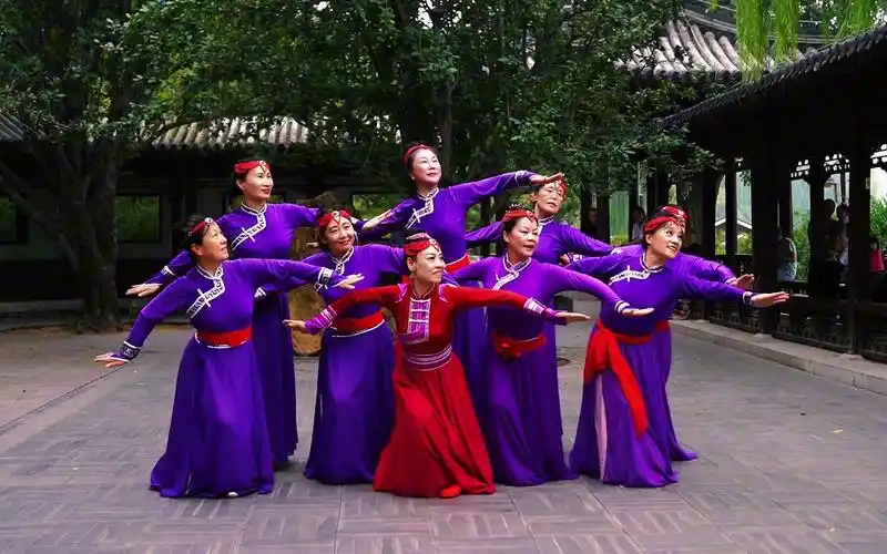 广场舞《鸿雁》歌好听,媛媛老师优美的舞姿,让人陶醉